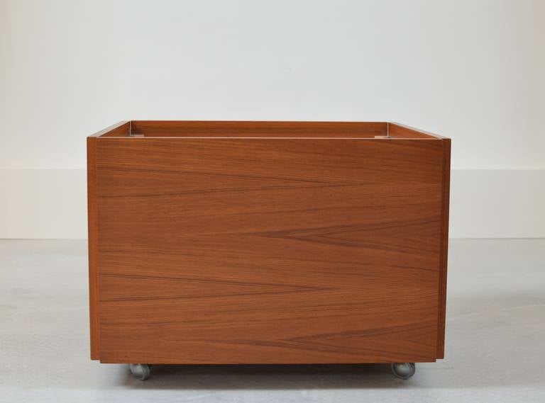 Wonderful 1961 Studio Line cubic bar by Verner Panton for France & Son with brass hinges and pull-handle's and removable sliding serving tray in bright ash above storage room.
The cabinet is executed with its original wheels and the top lid is