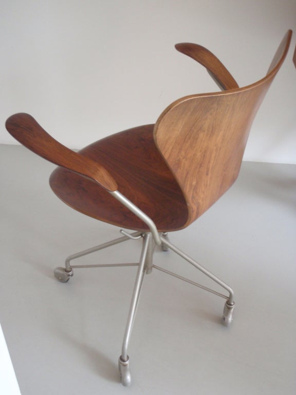Earliest Arne Jacobsen Rosewood Swivel Desk Chair with Arms 2