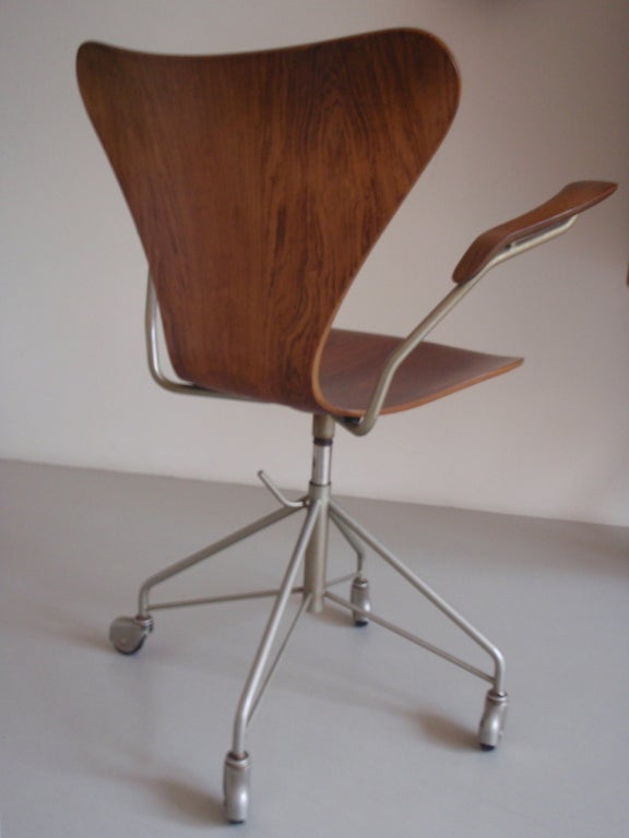 Earliest Arne Jacobsen Rosewood Swivel Desk Chair with Arms 3