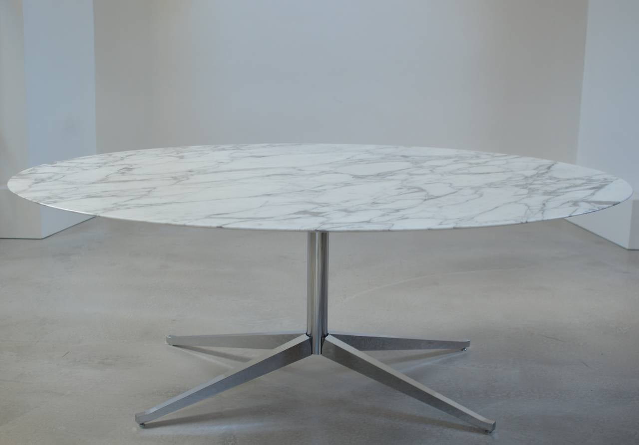 Arabescato marble - similar colour to Carrera marble (grey veins) - table by Florence Knoll for Knoll International. Signed on base.   
Marble table top comes with a beautiful equal veining is sized 198 cm that offers room for 6 to 8 seats.