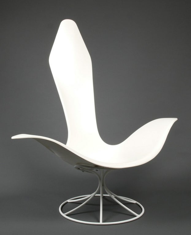 Rare fauteuil en fibre de verre moulé sur base d'acier par le couple de designers américains Estelle et Erwin Laverne, 1958, pour Laverne International.

Coque extérieure structurée, coque intérieure lisse. Une pièce sculpturale rare en excellent