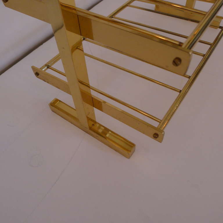 a set of two magazine rack in brass. In Excellent Condition For Sale In Brussels, BE