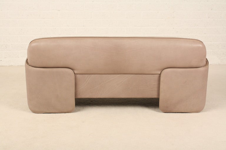 This couch has been designed by Gerd Lange for Swiss DeSede. The special folding technic makes it very rare. The sofa has been made of the full cow leather, You can see the history of this cow in his skin.