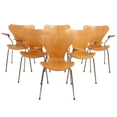 Arne Jacobsen Butterfly 3107 Fritz Hansen armchair Danish design