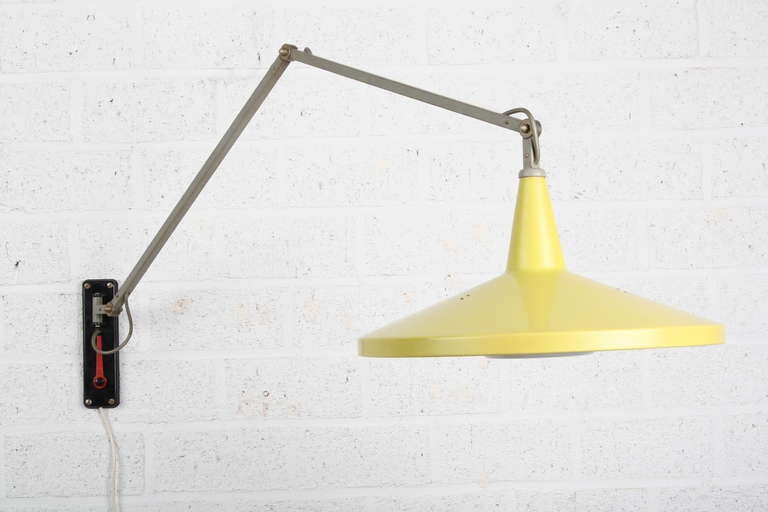 Yellow Panama lamp designed by Rietveld for Gispen in 1955. Very nice construction with a long arm of 105cm. The red key can be used for the right position of the arm.