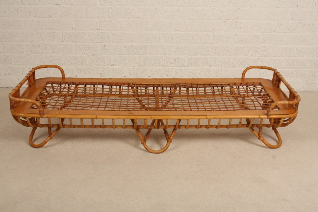 Rattan daybed with '60 fabric Rohe the Netherlands For Sale 1