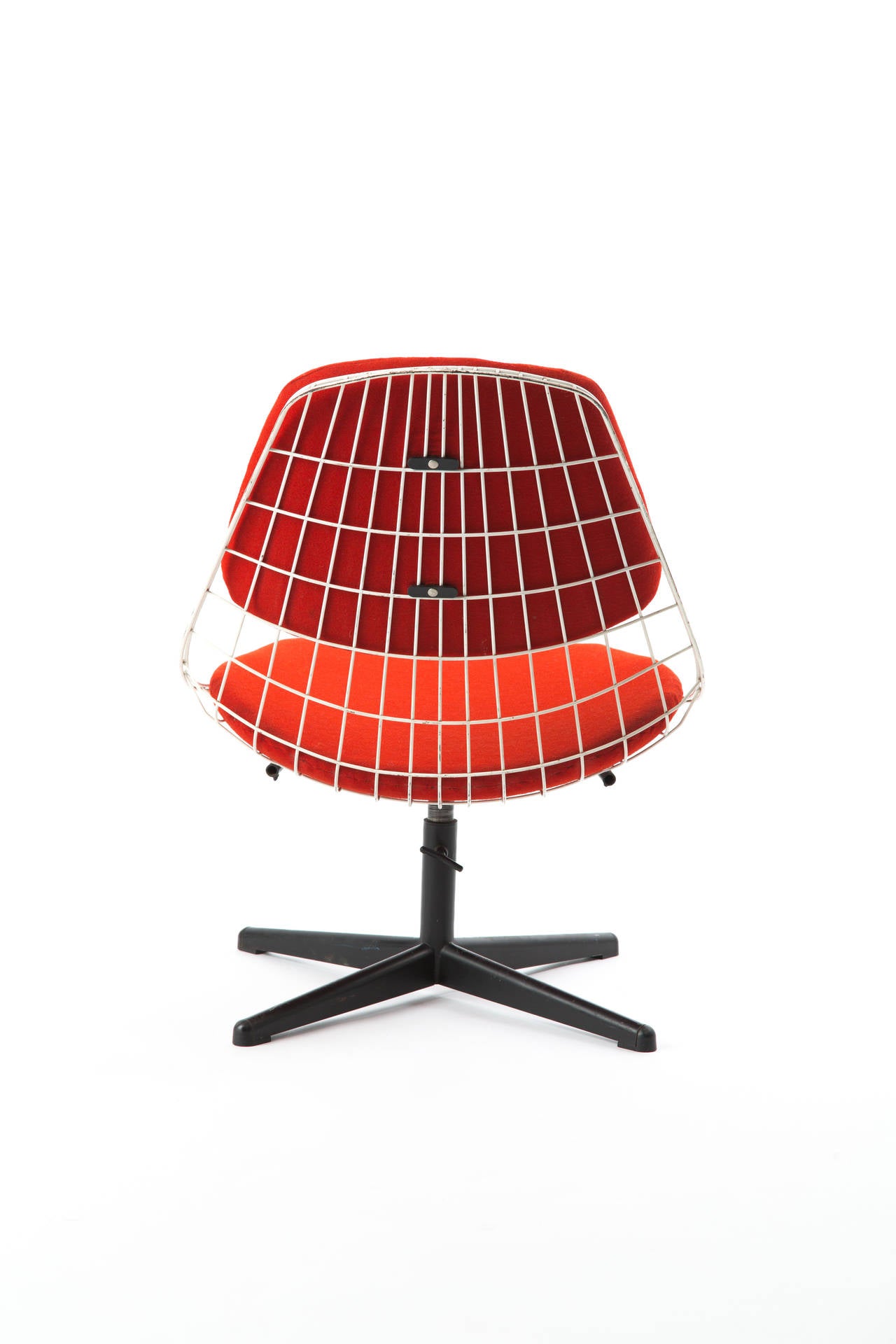 Cees Braakman for Pastoe. Frame and shell from bent welded and epoxy coated steel rods. Seat and backrests with loose cotton cushions. The base is of black painted metal. The chair can be put in different sitting heights by using a screw in the