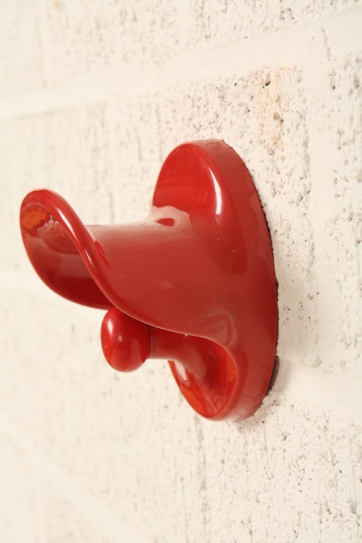 Three pegs of red plastic Kartell Olaf von Bohr