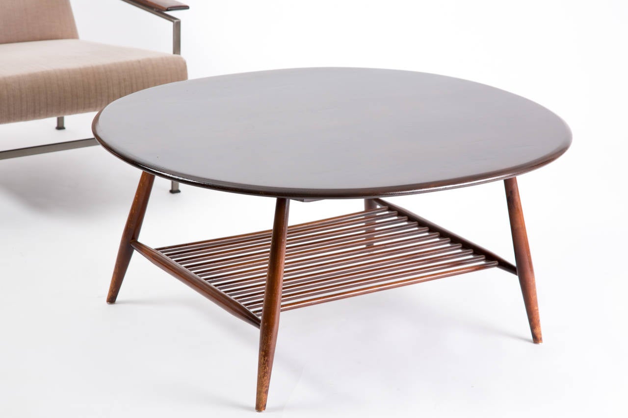 Ercol table. The table has a repainted top. So the top is in topcondition. The base is original . The top has a dark oak wood colour. The base has been made of  a little bit more younger wood, kirsch.