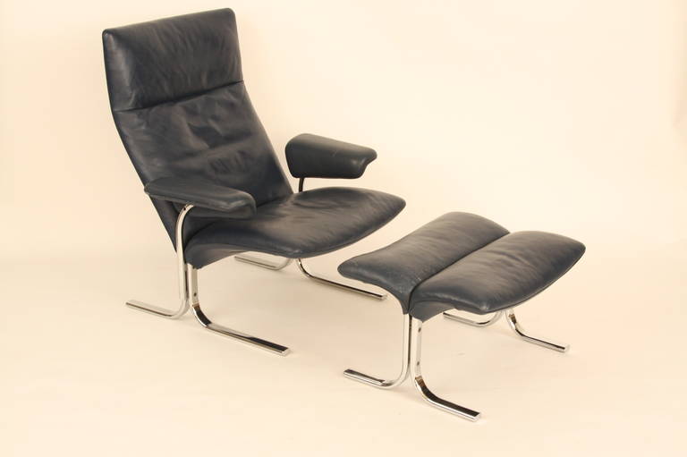 De Sede lounge chair with a hocker. Very nice chrome-plated frame.