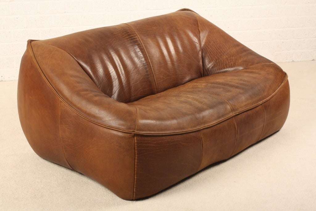 Couch with perfect round forms. Thick neck leather. One or the best design of Dutch designer Gerard vd Berg for Montis.