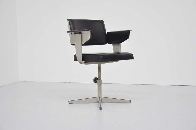 Very niceand rare desk chair designed by wanted Dutch designer, Friso Kramer. This comfortable chair is adjustable in height.