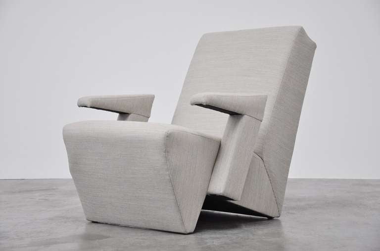 Rare armchair designed by Gerrit Thomas Rietveld for Artifort, Holland 1958. This chair was known as the Swan chair by Rietveld, but the catalogue number is Model nr 142 by Artifort. This chair was designed together with Model 143 that was