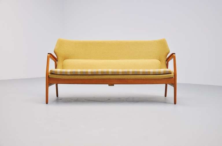 Fantastic lounge sofa by Aksel Bender Madsen for Bovenkamp which was known for its quality furniture and Danish import. Comes with 2 Cushion covers, original striped cover of the cushion only has 3 small stains of 1 cm. Thats why we added and extra