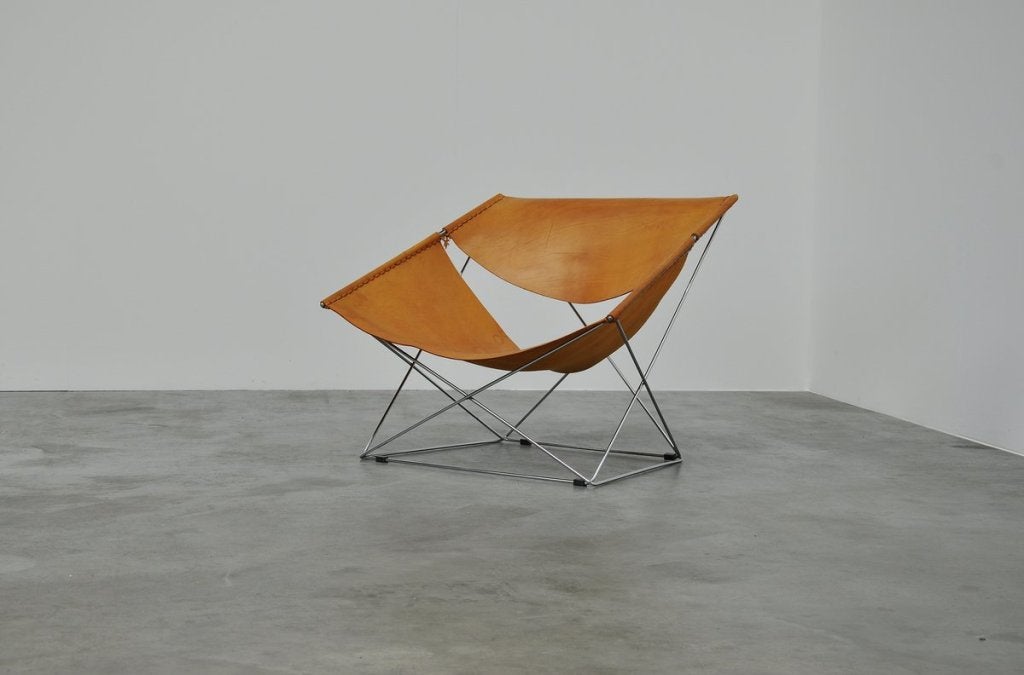 It's been a while since I have seen a very nice and well kept Butterfly chair. This is designed by French top designer Pierre Paulin for Artifort in 1963. This chair, type F675 is better known as the Butterfly chair by Pierre Paulin. This is for a