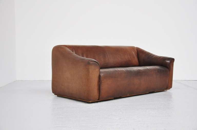 Fantastic lounge sofa by De Sede, Switzerlands 1970. This amazing sofa is hard to find in the 3 seater version. De Sede was known for its fantastic quality leather and comfort seating. This sofa has an extendable seat for lounge function. The