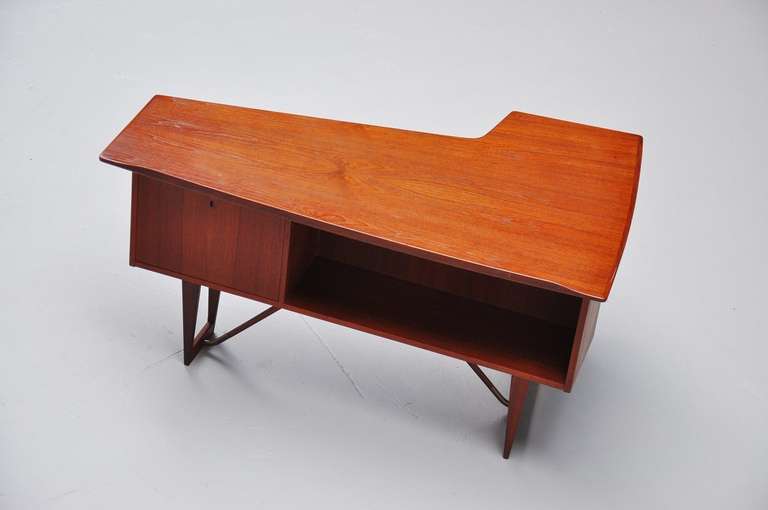 Fantastic shaped boomerang desk by Peter Lovig Nielsen for Hedensted Møbelfabrik, Denmark 1956. This is for a fantastic desk, finished all over and pure quality. Complete original condition, only minimal surface wear to the top. Still has the
