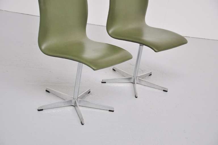 Scandinavian Modern Arne Jacobsen Oxford chairs pair in green vynil 1962