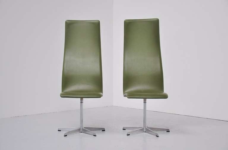 Danish Arne Jacobsen Oxford chairs pair in green vynil 1962