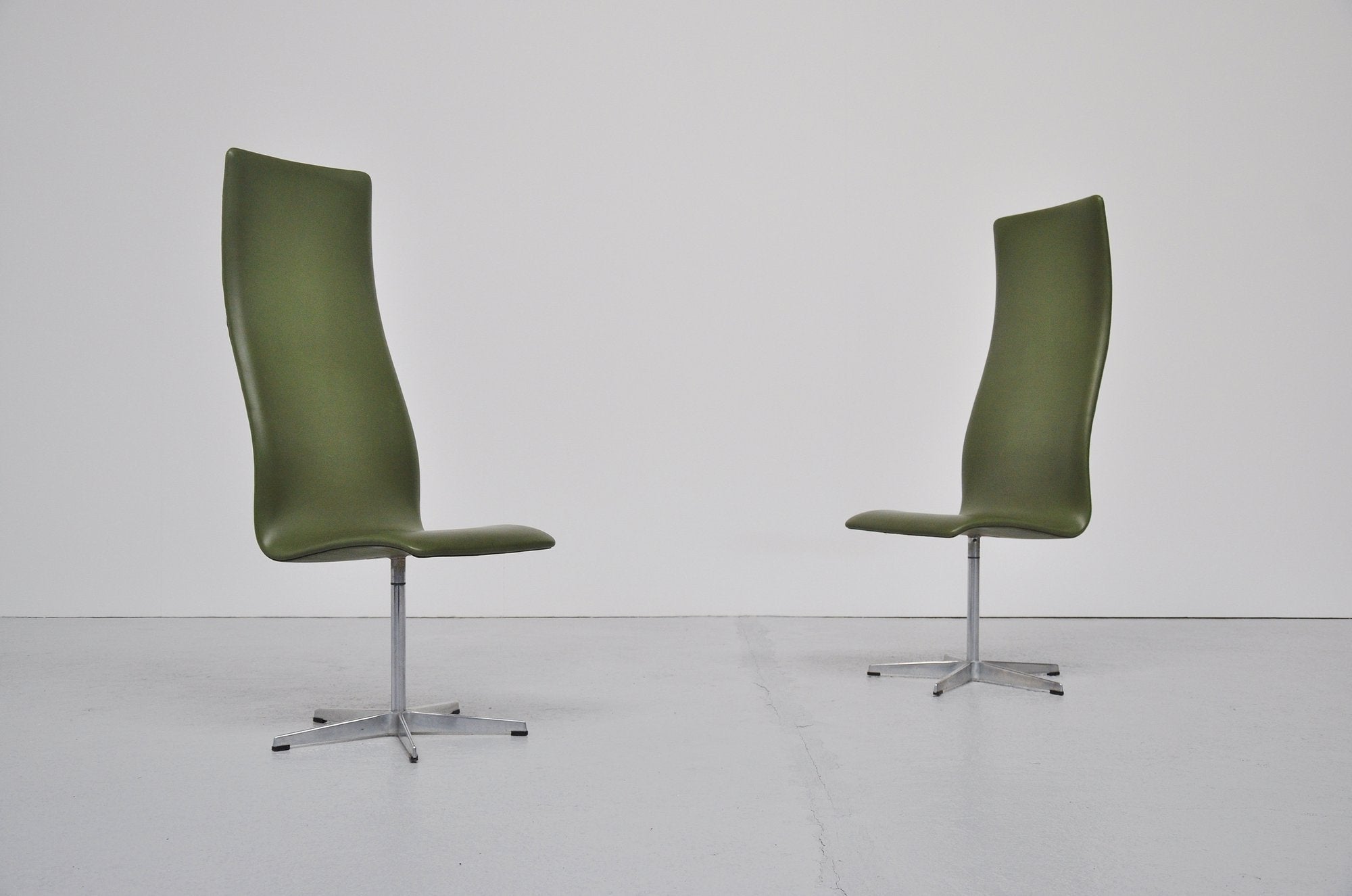 Arne Jacobsen Oxford chairs pair in green vynil 1962