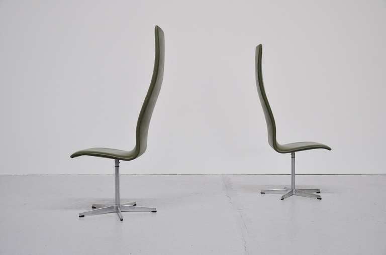 Arne Jacobsen Oxford chairs pair in green vynil 1962 In Good Condition In Roosendaal, Noord Brabant