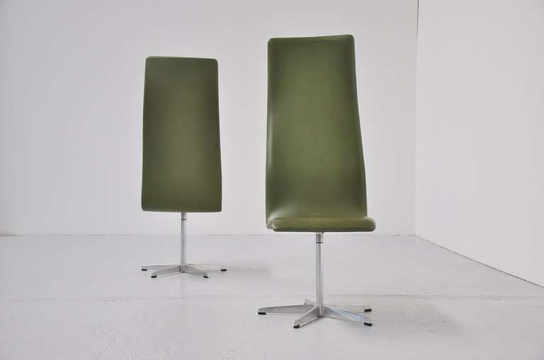Mid-20th Century Arne Jacobsen Oxford chairs pair in green vynil 1962