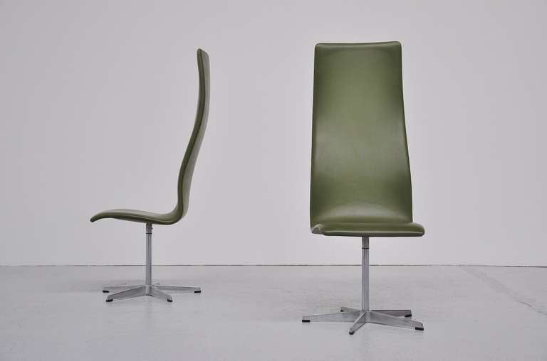 Arne Jacobsen Oxford chairs pair in green vynil 1962 1