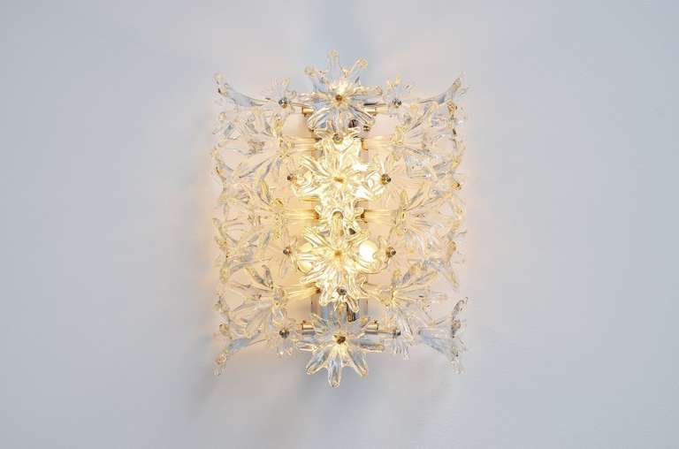 Very nice and decorative wall lamp by Venini Murano, Italy 1960. This large wall lamp has a chromed metal wall fixture and several clear glass flowers to diffuse the light. Lamp gives very nice light when lit and is very easy to wall hang. Glass is