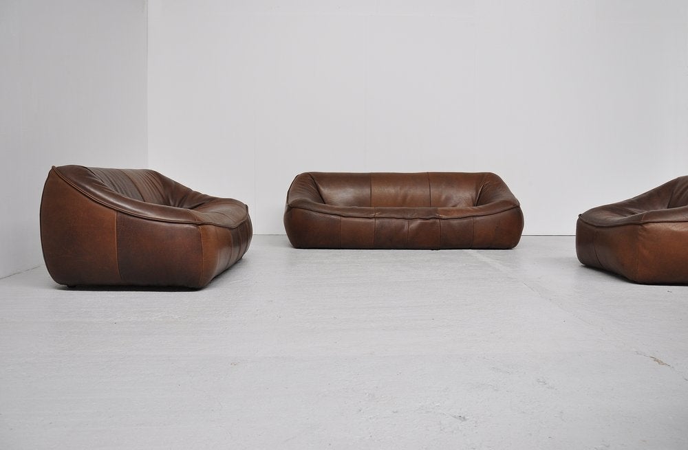Fantastic sofa set designed by Gerard van den berg for Montis. This sofa set was called 'Ringo'. This is for a set with a 1, 2 and 3 seater whic is a rare find. The sofa set was made of superb De Sede quality neck leather and the shape of this set
