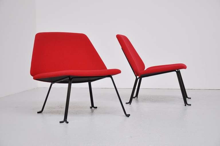 Fantasti pair of slipper chairs in the manner of Pierre Paulin or Pierre Guariche. Probably made in France, 1970. These chairs are reupholstered in fantastic bright red fabric and look amazing. These have super low comfort seating and have a great