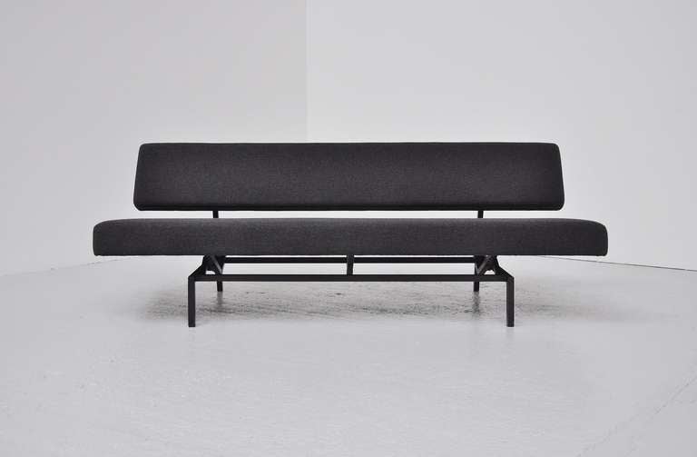 Fantastic first production sleeping sofa / daybed by Martin Visser for 't Spectrum, Bergeijk 1960. This worldwide known famous design was one of the best Dutch modernism pieces. This sofa is newly upholstered in dark grey fabric looks and seats