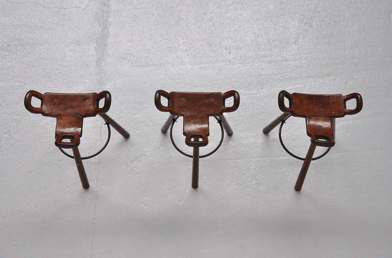 Spanish Brutalist Bar Stools In Stained Oak Set Of 3, Spain 1950 In Good Condition In Roosendaal, Noord Brabant