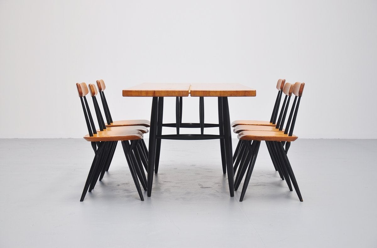 Rare first production dining set designed by Ilmari Tapiovaara for Asko, Finland 1955. Asko was the first producer for the Pirkka furniture, later on these series were made by Laukaan Puu. Very nice pine wood and black lacquered leggs. Cosy and fund