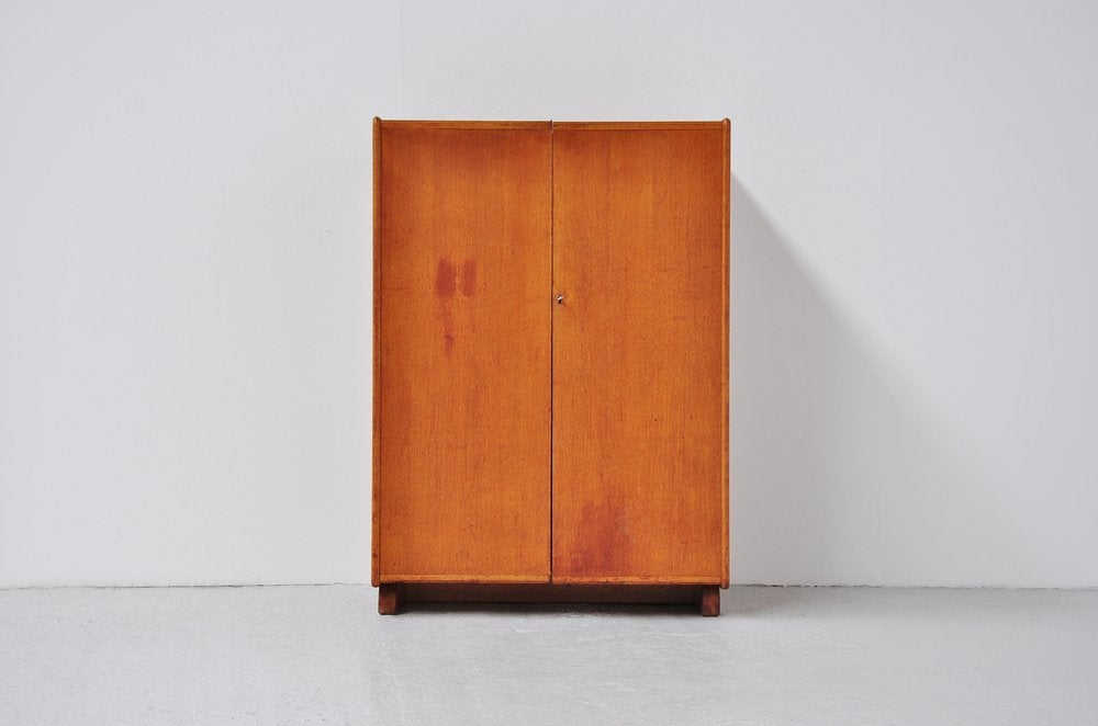Here for a fantastic cool useable piece of modernism design. This desk in a box is designed by Mummenthaler and Meier in 1928, this specific model is from around 1950. This model is in beech wood and the desk was copied by lots of furniture makers