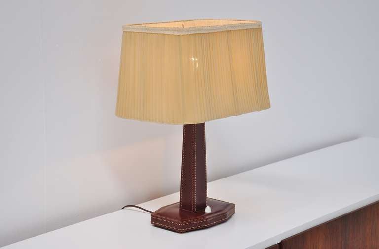 Jacques Adnet Hermes Attributed Leather Table Lamp Brown 1950 In Good Condition In Roosendaal, Noord Brabant