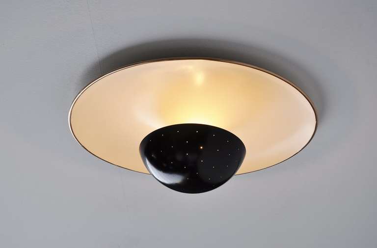 Super rare ceiling lamp designed by Gino Sarfatti for Arteluce, Milano 1950. This very nice dish shaped ceiling lamp is Mod. No. 155 and was made of black white lacquered aluminum and brass edge. This lamp gives fantastic light when lit and is