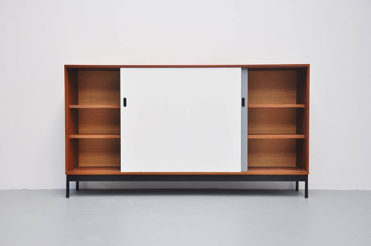 Modernist School Credenza Knoll Style, 1950 In Excellent Condition In Roosendaal, Noord Brabant