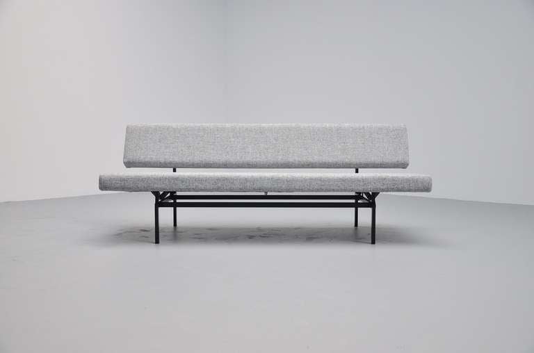 Very nice daybed by van der Sluis. Newly upholstered in perfect condition.
Easy turn over into a bew with 1 hand.