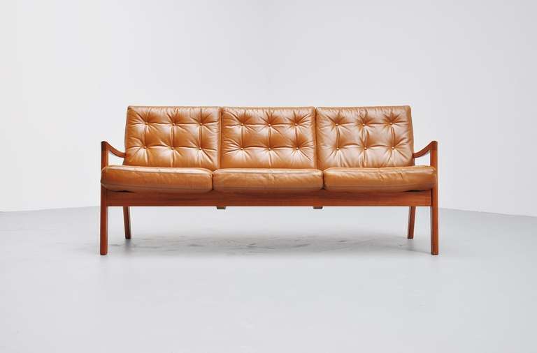 Very nice early production of the Senator series designed by Ole Wanscher, produced by France & Son, Denmark 1951. Later on produced by Cado. Very nice 3 seater sofa with tufted caramel leather, still original, surface shows craquele but th leather
