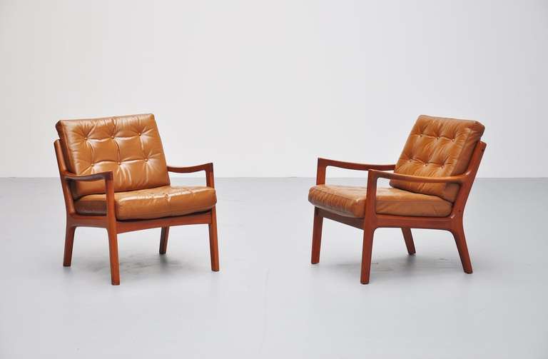 Very nice early production of the Senator series designed by Ole Wanscher, produced by France & Son, Denmark 1951. Later on produced by Cado. Very nice pair of easy chairs with tufted caramel leather, still original, surface shows craquele but