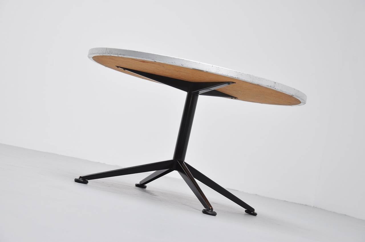 Néerlandais Table basse ronde Ahrend, Friso Kramer, 1962 en vente