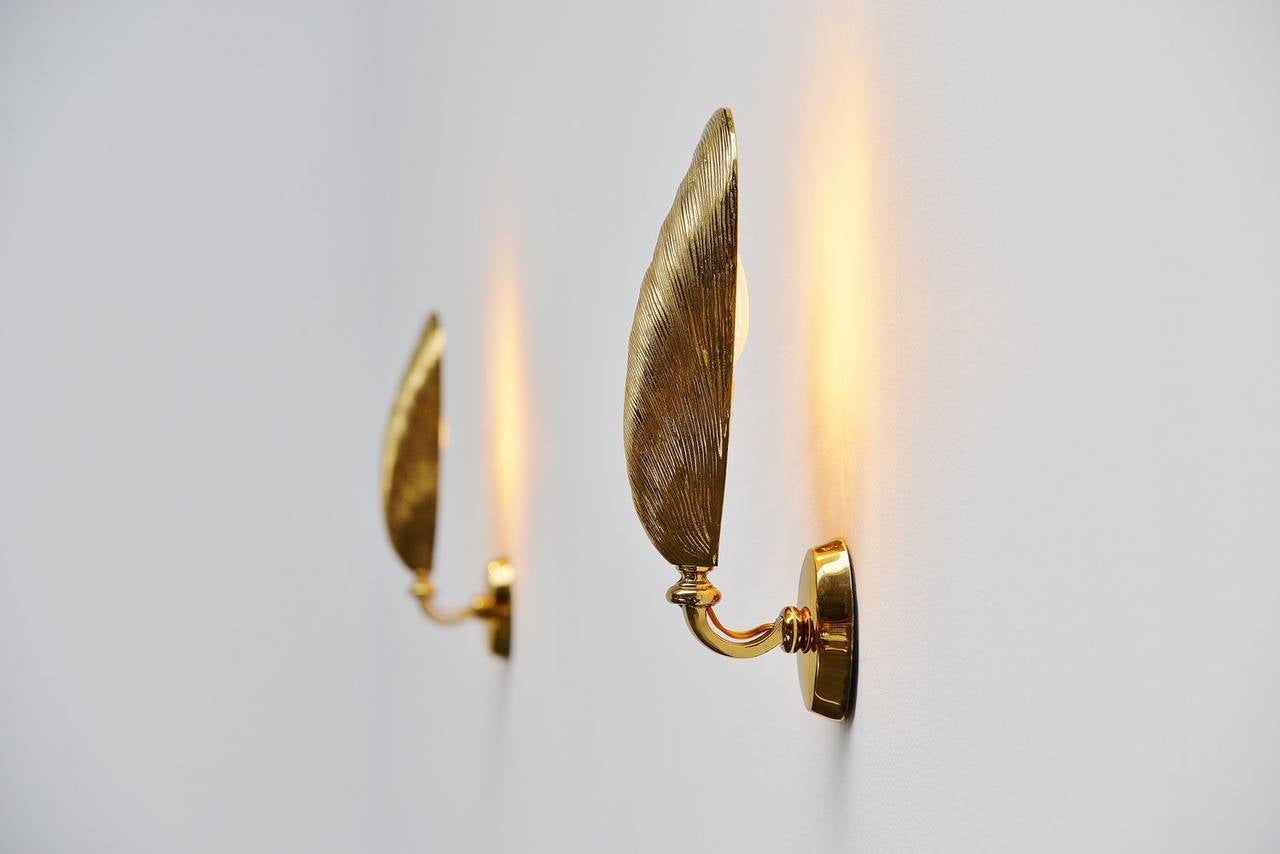 Fantastic pair of high quality mussel sconces, made in France, probably by Maison Jansen, 1970. Solid bronze lamps, etched shaped, quality all-over. Give very nice warm diffused light when lit. Nice pair in magnificent clean condition. Priced per