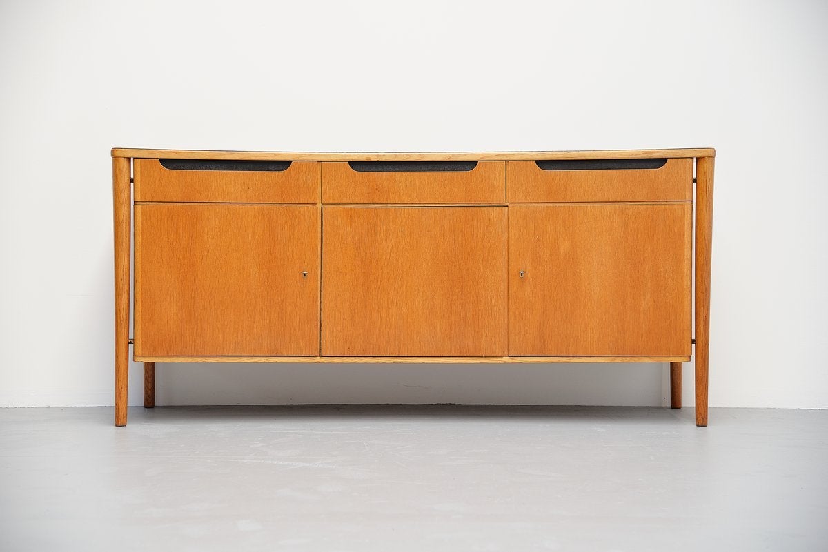 Super rare credenza DE10 designed by Cees Braakman for Pastoe UMS, Holland, 1954. This credenza is from the oak series and was an early design by Braakman. I knew this piece from the Pastoe catalogue but never saw it before. This was made of oak and