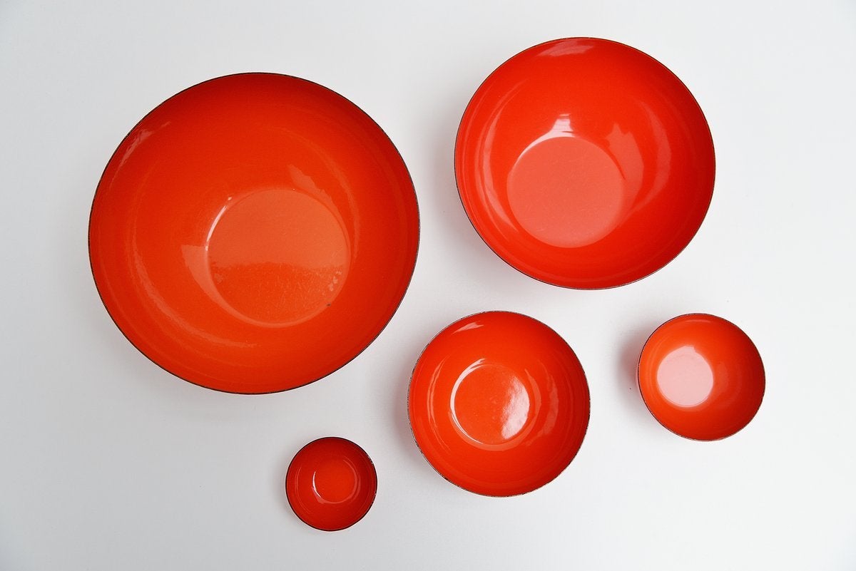 Very nice and rare complete bowl set designed by Kaj Franck for Arabia Finel, Finland 1960. This is for a very hard to find complete set of five bowls, the biggest till the smallest bowl made by Finel in this form. The bowls are made of red
