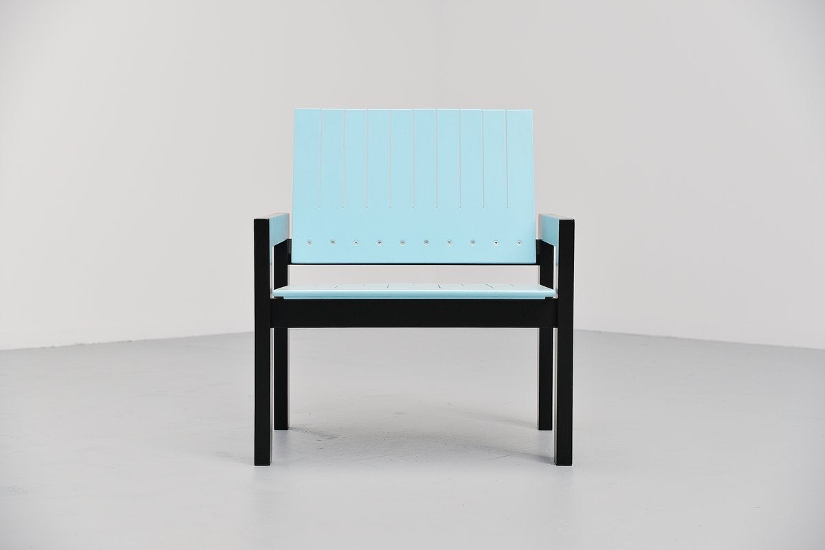 Exceptional lounge chair designed by Bernt Petersen for Carl Hansen, Denmark 1982. This amazing chair has a nice floating seat made of blue lacquered plywood slats, and the back as well. The frame is made of black lacquered wood. Very nice chair in