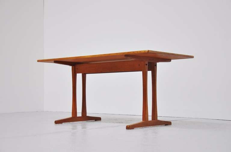 Very nice original early model of the shaker table by Borge Mogensen. In very nice patined oak, stamped.