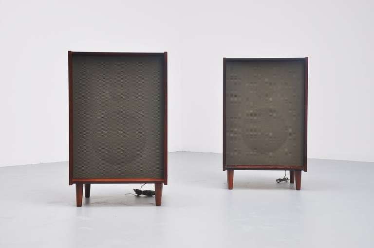 The loudspeaker Hojttaler tyoe K 3-5 OHM offered hi-fidelity sound reproduction as a result of revolutionary pressurised construction methods. It was Bang & Olufsen’s largest loudspeaker of the time. These speakers are finished in a rosewood casing,