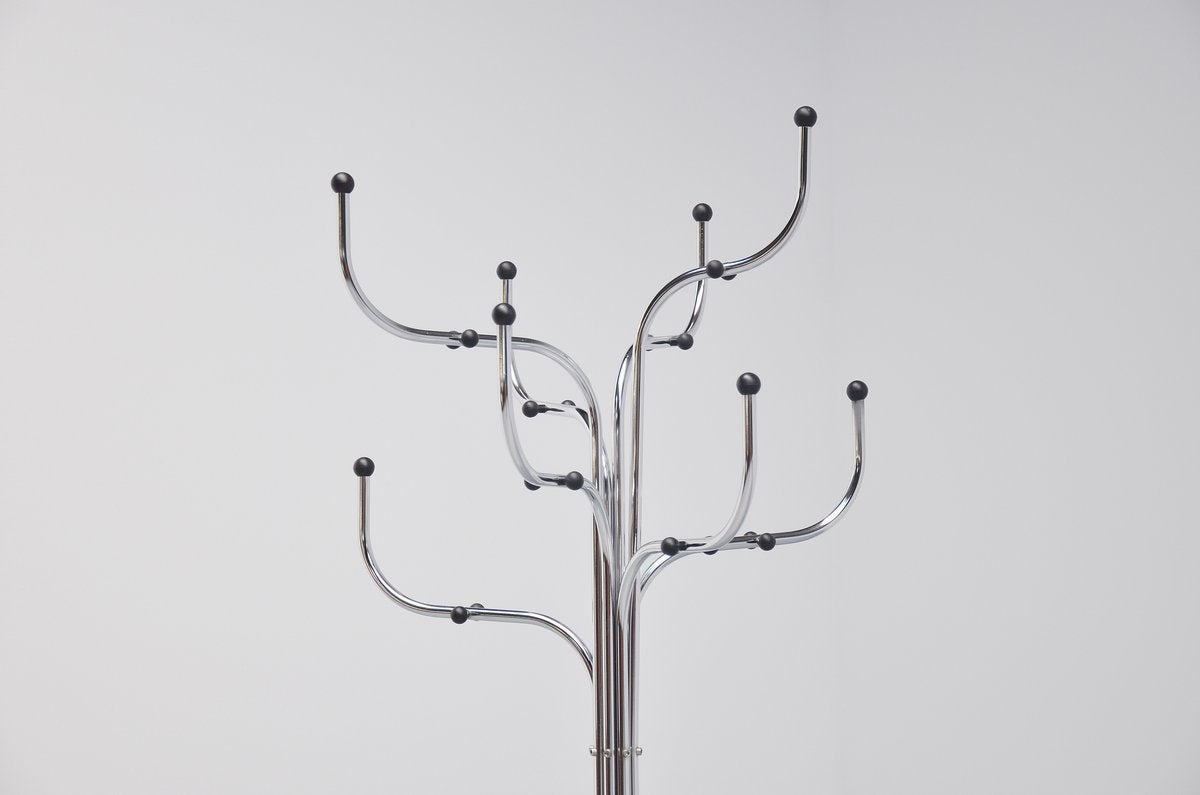 Very nice coat stand in a tree shape, model 9999 from the series 9. This was designed by Sidse Werner for Fritz Hansen in 1971. Very nice and stable coat stands, can be used for many jackets. Nice early example in excellent and clean