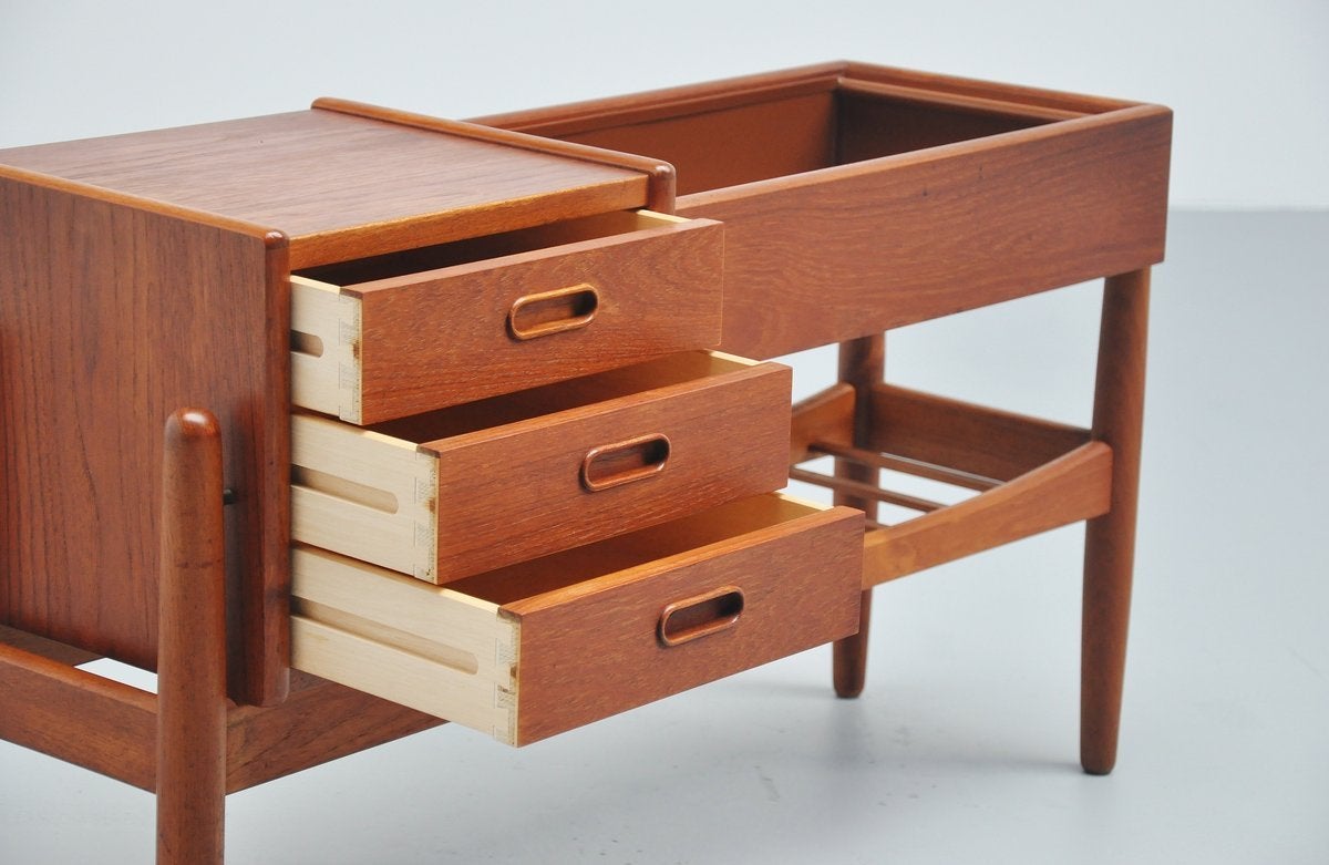 Very nice small planter table/drawers designed by Arne Wahl Iversen for Vinde Mobelfabrik, Denmark 1961. This table is made of teak and would look very decorative with a nice plant in it. 3 Drawers on the left and space for magazines underneath the
