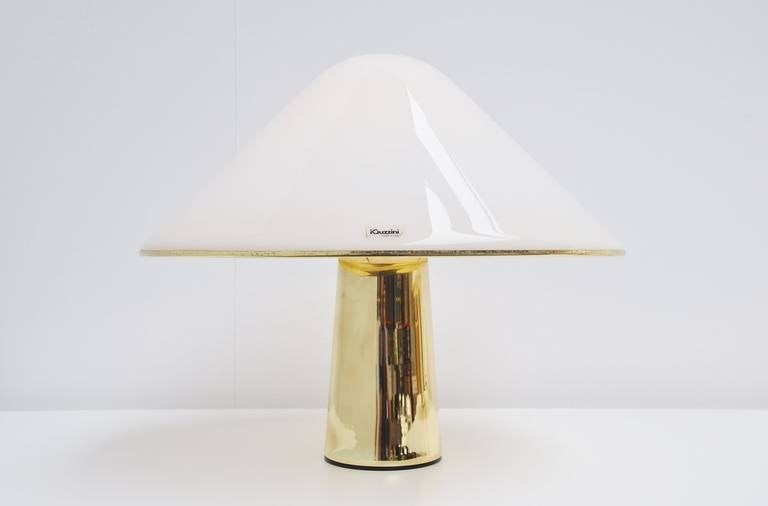 Very nice pair of mushroom shaped table lamps designed by Harvey Guzzini for iGuzzini, Italy 1974. These lamps have a brass base and frame and on top a lucite shade. The brass rims have some minimal wear, can be polished if you want to. Very nice